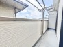空の広がりを感じられる開放的な空間で、日々の暮らしに心地よいゆとりをもたらしてくれます。
