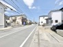 整然とした住宅街が広がり、日々の暮らしに穏やかな落ち着きを感じさせる心地よい街並みです。