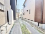 周囲の建物と適度な距離を保ちつつ、落ち着いた静けさが漂う住環境が広がっています。