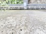 素材そのものが持つ無機質な質感が、静寂のなかで暮らしの背景として佇みます。