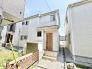 周囲の住宅街と調和し、日々の暮らしに自然に馴染む落ち着いた佇まいです。