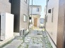 周囲の建物と適度な距離を保ちつつ、静かな時間が流れる落ち着いた住環境が整っています。