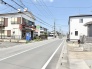 穏やかな住宅街の風景が広がり、日常の落ち着きと親しみやすさを感じさせる周辺環境です。