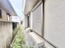 住まいの外周部をぐるりと回ることができる、ゆとりある敷地環境が整っています。