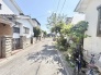 穏やかな日常が流れる、閑静な住宅街の並木道がゆったりとした時の流れを感じさせてくれます。