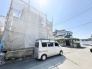 閑静な住宅街の一角に位置し、穏やかな時間の流れを感じさせる落ち着いた環境です。