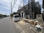 整備された住環境の中で、日々の暮らしを見守る確かな安心感と落ち着きのある佇まいです。