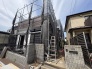 新しい住まいとしての完成を心待ちにする、静かな佇まいの外観です。