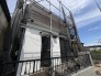 洗練されたモノトーンの外観が際立つ、落ち着いた佇まいの住まいが形作られています。