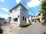 閑静な住宅街の一角にあり、日々の暮らしに安らぎを感じさせる整った佇まいが魅力の住まいです。