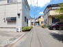静かな住宅街に位置しており、日々の暮らしに穏やかな安らぎを感じられる周辺環境です。
