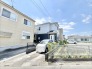 空が広く感じられる落ち着いた住宅街にあり、日々の暮らしに安らぎをもたらす穏やかな佇まいの住まいです。
