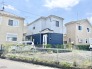 落ち着いた青のコントラストが周囲の街並みに調和し、穏やかな暮らしの佇まいを感じさせます。