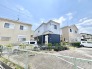 青空が広がる穏やかな街並みに溶け込み、心地よい日常を感じさせる落ち着いた佇まいの外観です。