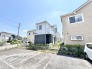 青空の下に周囲の街並みと調和した住まいが佇み、穏やかな日常の始まりを感じさせる開放的なロケーションです。
