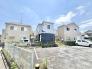 青い空が広がる穏やかな住宅街に佇み、日々の暮らしに心地よいゆとりを感じさせる住環境です。
