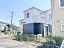 すっきりと澄んだ青空に映える、コントラストを効かせたモダンな外観が日々の暮らしに心地よい彩りを添えます。