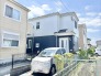 青空に映えるツートーンの外観が、落ち着いた街並みに爽やかな存在感を添えています。