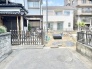 閑静な住宅街の中にあり、周囲の落ち着いた環境に溶け込む穏やかな佇まいです。