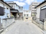 周辺の住環境と調和しながら、穏やかな日常が流れる落ち着いた街並みの風景です。