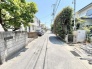 緑豊かな植栽が街並みに彩りを添える、閑静な住宅街らしい落ち着きある周辺環境です。