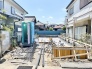 新しい暮らしの始まりを感じさせる、静かな環境に整えられた建築の準備が整いつつある敷地の様子です。