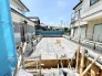 新しい住まいの基礎が着々と築かれ、完成に向けた期待が膨らむ開放的な敷地風景です。