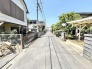 穏やかな住宅街の風景が広がり、日常の落ち着きと静けさを感じさせる暮らしの拠点がここにあります。
