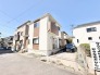 青空と調和するモダンな外観が、心地よい暮らしの始まりを予感させる住まいです。