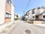 穏やかな空気が流れる住宅街に佇み、日々の暮らしに安らぎを感じさせてくれる落ち着いた住環境です。
