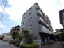 落ち着いた色調の外壁と周囲の緑が調和し、洗練された街並みに溶け込む佇まいです。