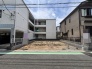 閑静な住宅街の中に位置し、これから新たな暮らしを描くための可能性を秘めたフラットな敷地です。