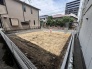 理想の住まいをゼロから描き出すための、落ち着いた空気が流れる広々とした敷地です。
