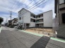 閑静な住宅街に馴染む落ち着いた佇まいで、周辺環境とも穏やかに調和する住まいの外観です。