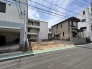 周辺環境と調和する整った街並みの一角で、暮らしの可能性が広がる落ち着いた佇まいの敷地です。