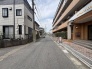 日々の暮らしに溶け込むような、穏やかで落ち着いた街並みが広がっています。