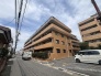 街並みに溶け込む落ち着いた外観が、日々の暮らしに静かな安心感をもたらしてくれます。