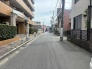 落ち着いた佇まいの住宅街が広がり、日々の暮らしに安らぎを感じさせる穏やかな周辺環境です。