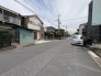 落ち着いた佇まいの住宅街が広がり、日々の暮らしに穏やかな安らぎを感じさせる環境です。
