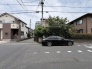 閑静な住宅街の一角にあり、落ち着いた街並みの中で日々の暮らしが穏やかに流れる住環境です。