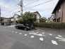 落ち着いた住宅街の雰囲気が漂い、日々の暮らしに安らぎを感じさせる穏やかな住環境です。