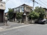 周辺の豊かな緑と調和しながら、長く住み継がれてきたような落ち着きのある佇まいです。
