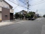 穏やかな時間が流れる落ち着いた住宅街に位置し、地域に溶け込む心地よい暮らしを育める住環境が広がっています。