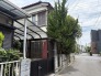 落ち着いた街並みに馴染む、緑の彩りが季節の移ろいを感じさせてくれる住まいです。