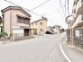 穏やかな日常を感じさせる、落ち着いた住宅街の風景が広がる住環境です。