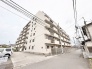 街並みに穏やかに溶け込み、日々の暮らしをしっかりと支える落ち着いた佇まいの住まい。