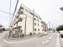 街並みに馴染む落ち着いた佇まいが、日々の暮らしに静かな安心感をもたらしてくれる住まいです。