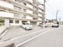 落ち着いた街並みに溶け込む、日々の暮らしにゆとりをもたらす整然とした佇まいです。