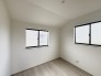 余計な装飾を削ぎ落としたシンプルな空間は、住まう人の暮らしに合わせて自在に表情を変えてくれます。