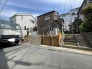 閑静な住宅街の中で、新しい暮らしへの期待が高まる穏やかな環境が広がっています。